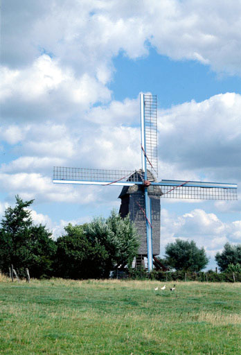 Moulin, face antérieure, vue générale.
