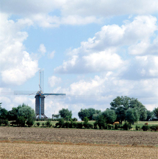 Moulin, face antérieure, vue générale prise de loin.