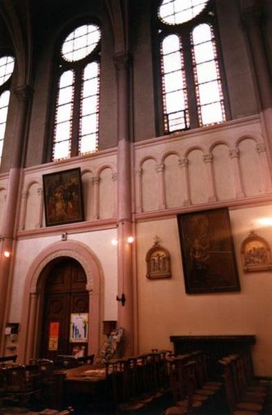 Chapelle, élévation intérieure montrant deux travées au niveau d'une entrée latérale.