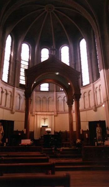 Chapelle, sanctuaire, vue générale avec le baldaquin surmontant l'autel au premier plan.