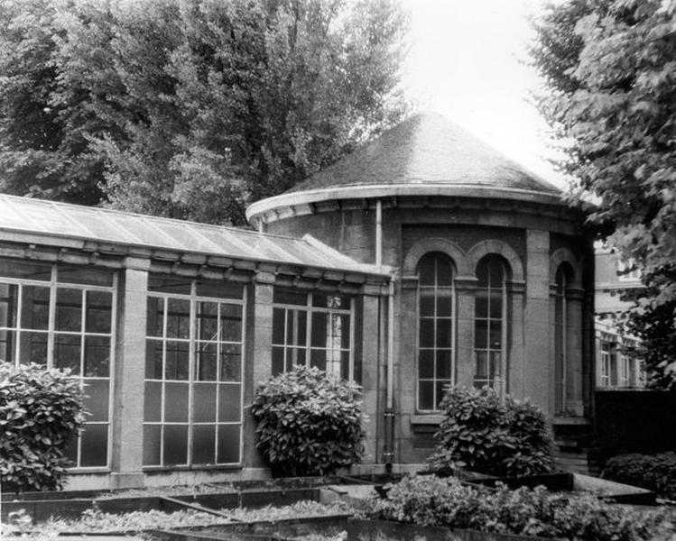 Galerie de circulation reliant l'hôpital aux bâtiments annexes abritant la maison de santé, élévation extérieure près de la jonction avec la rotonde.