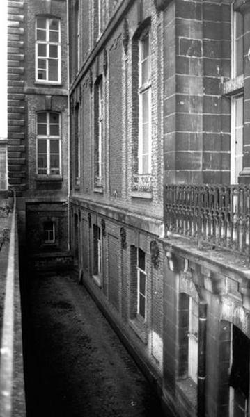 Bâtiment des malades, détail de l'élévation du niveau des sous-sols donnant sur une cour anglaise, correspondant au service des bains.