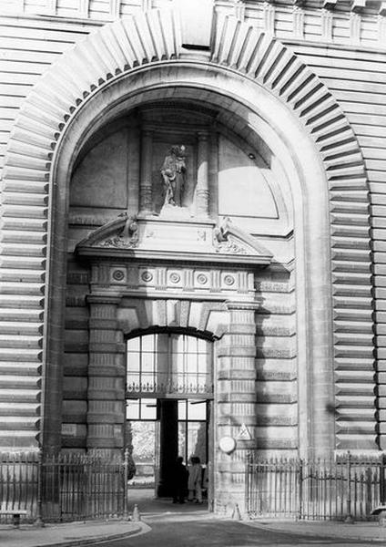 Pavillon d'entrée abritant l'administration, élévation sur le boulevard Montebello, détail du portail d'entrée monumental.