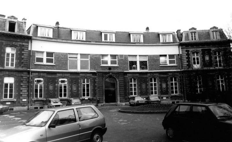 Bâtiments annexes qui abritaient la maison de santé dite pavillon Victor-Olivier, élévation sur la porte des Postes, aile basse sur laquelle s'ouvre l'entrée avec sa surélevation d'un étage en 1970.