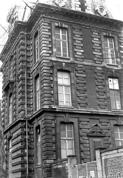 Bâtiment des malades bordant le flanc sud de la cour d'honneur, pavillon d'angle, vue de trois-quarts droit.