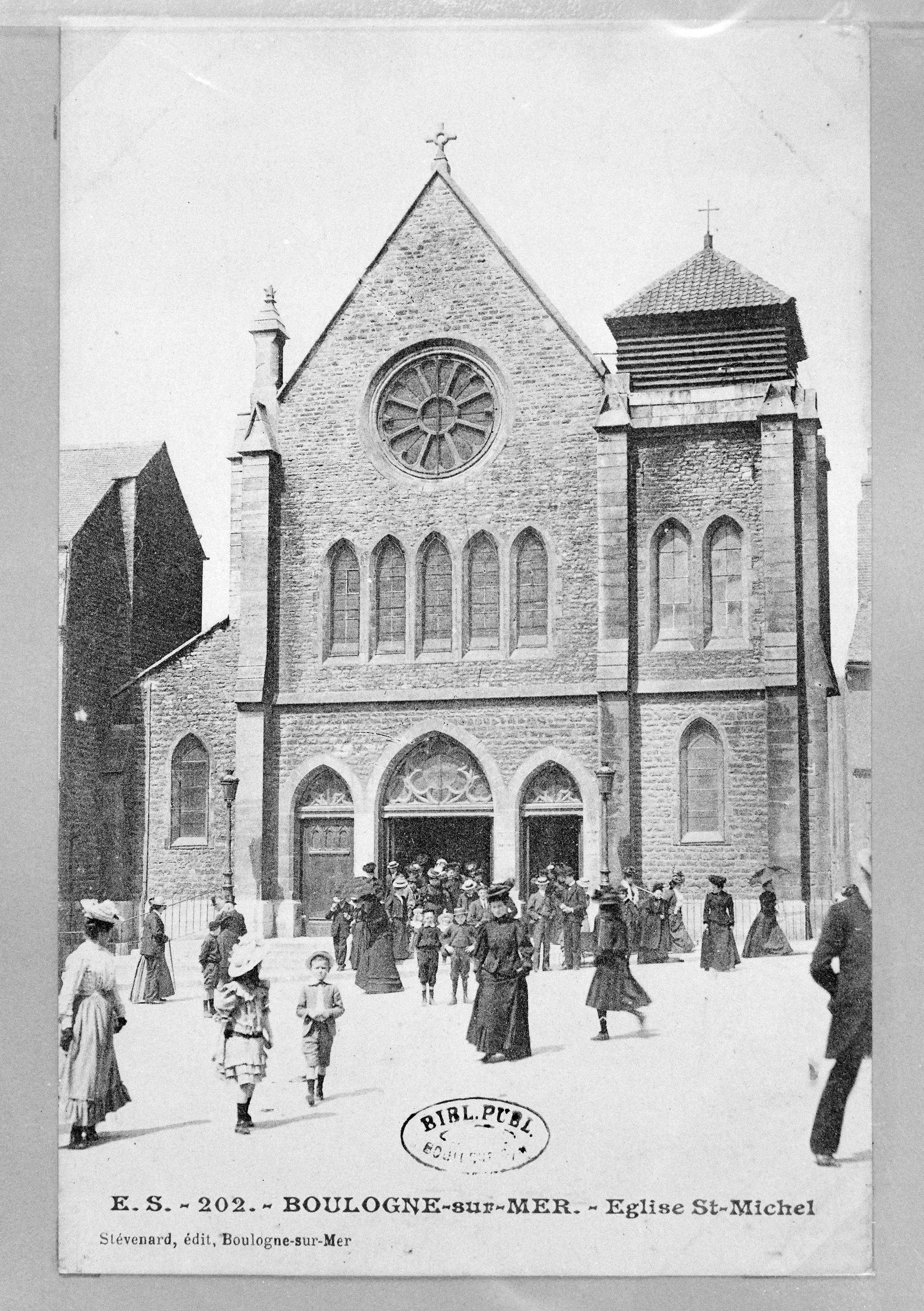 Façade sur voie, carte postale. B.M. Boulogne-sur-Mer, division cartes postales.