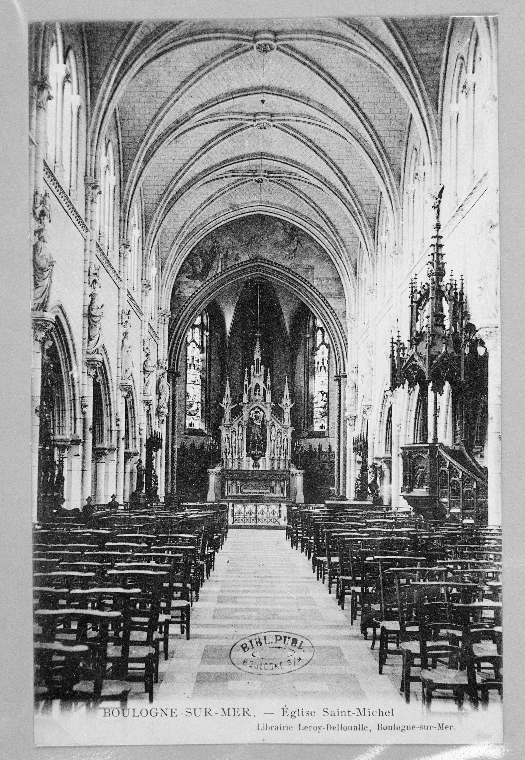 Vue générale intérieure vers maître-autel. B.M. Boulogne-sur-Mer, division cartes postales.