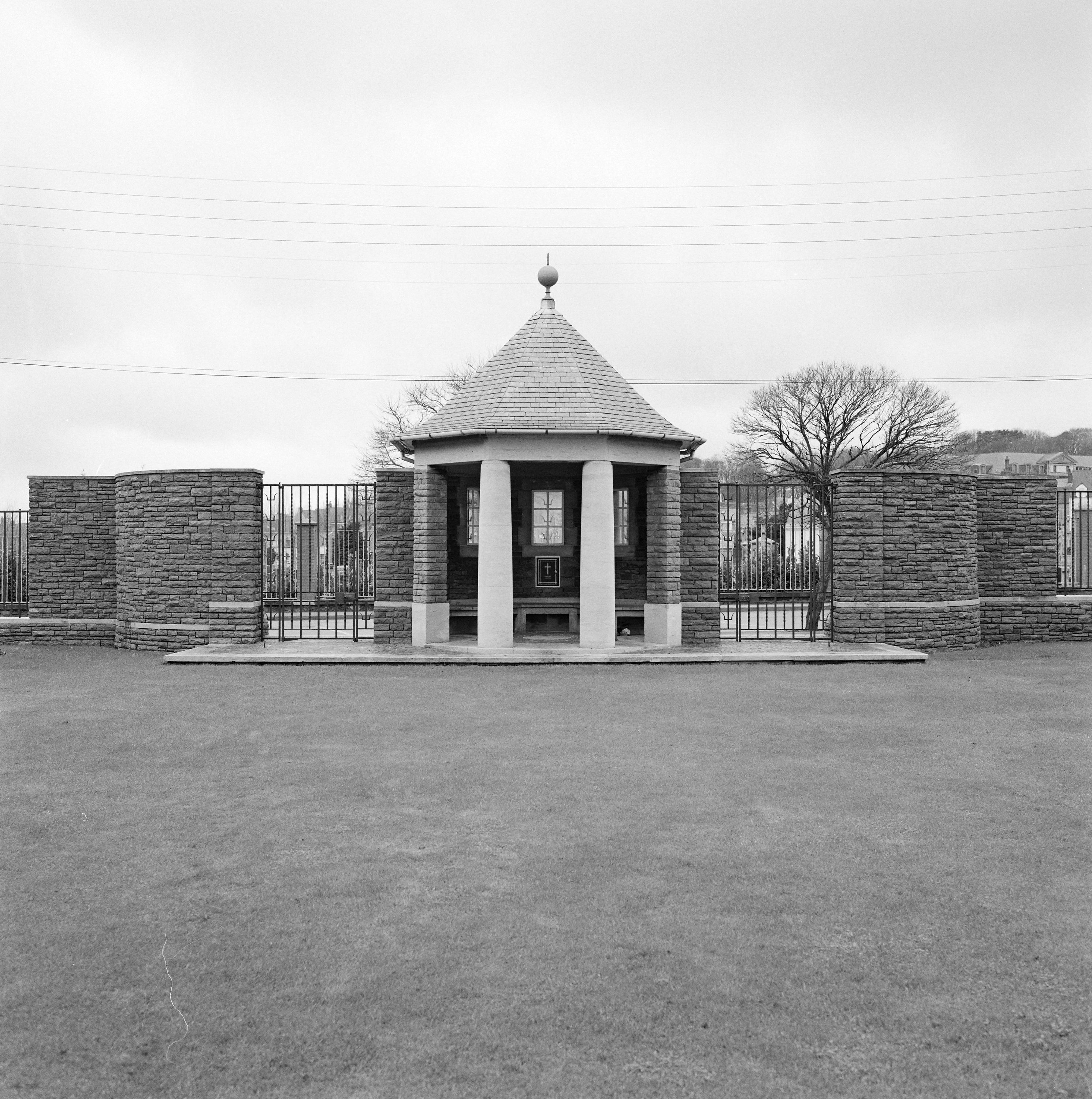 Vue du pavillon d'entrée depuis le cimetière. 