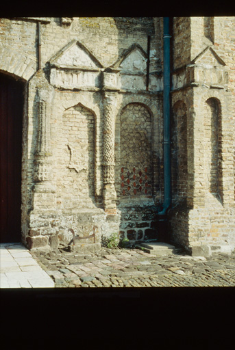 Façade occidentale. Détail : niches décorant le vaisseau central.