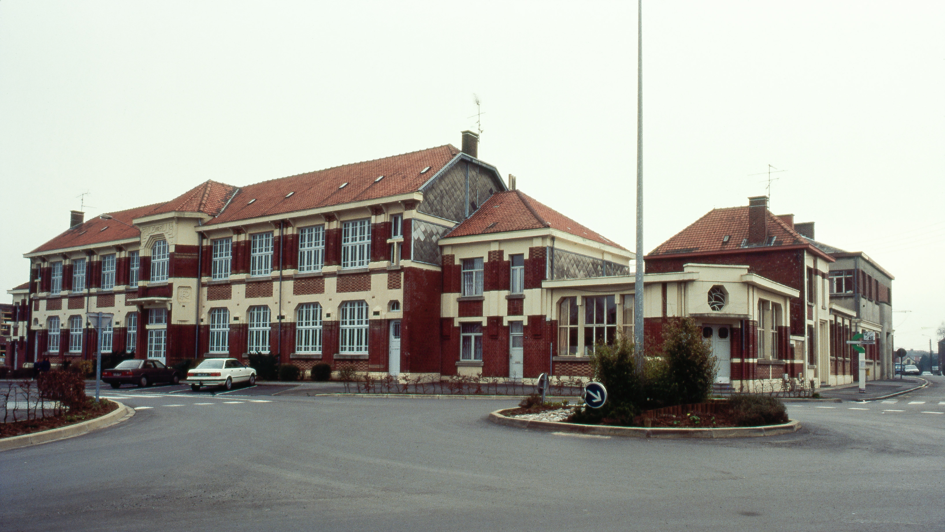 Vue de l'ensemble école, poste et bains-douches, construit par Adolphe Danis en 1928.