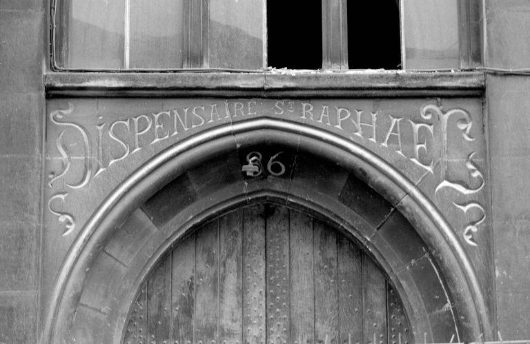 Détail de l'entrée latérale gauche.