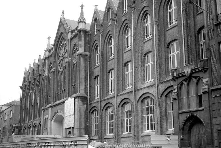 Vue d'ensemble de la façade principale.