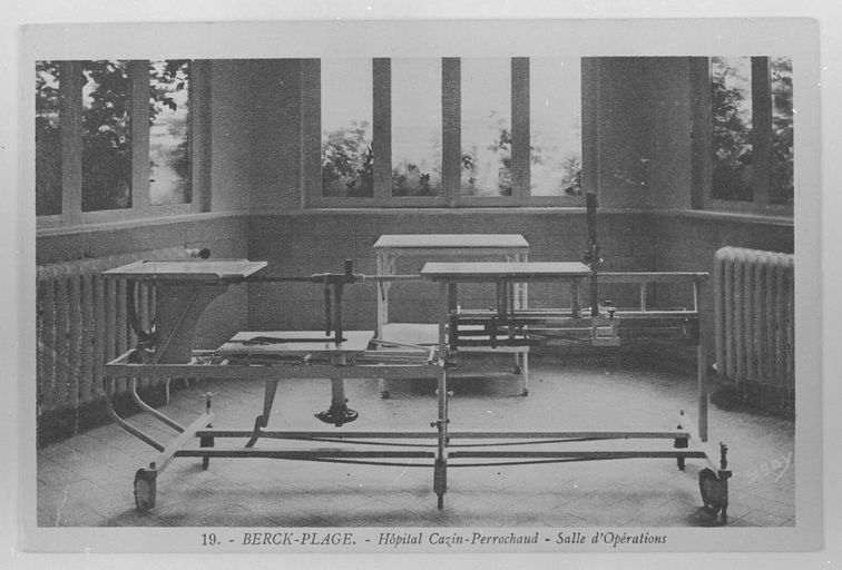 Salle d'opérations, détail de la table d'opération. Carte postale, 1er quart 20e siècle (coll. part.).