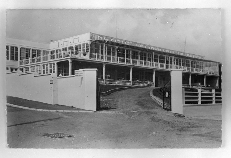 Bâtiment affecté aux femmes dit institut hélio-marin B, élévation antérieure, vue générale. Carte postale, années 1920-1930.