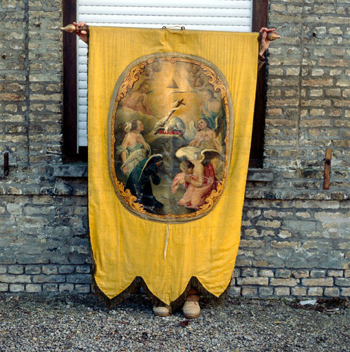 Face postérieure, toile peinte où sont représentés des anges adorant l'Agneau mystique.