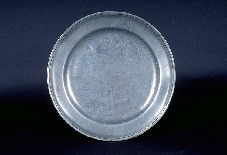 Assiette plate (récipient pour les cendres)