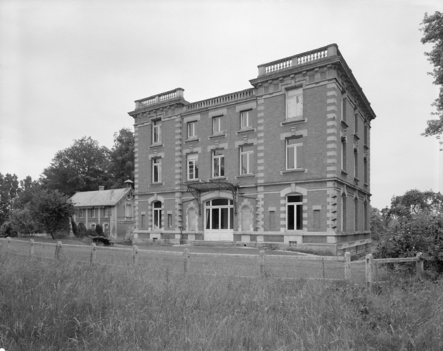 Vue de trois-quarts, élévation postérieure du château et dépendances.