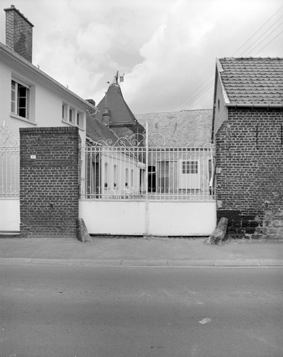 Vue générale sur rue.