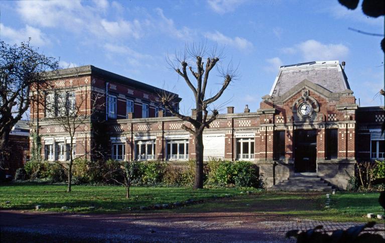 Corps central et aile ouest des bureaux depuis la cour (1996).