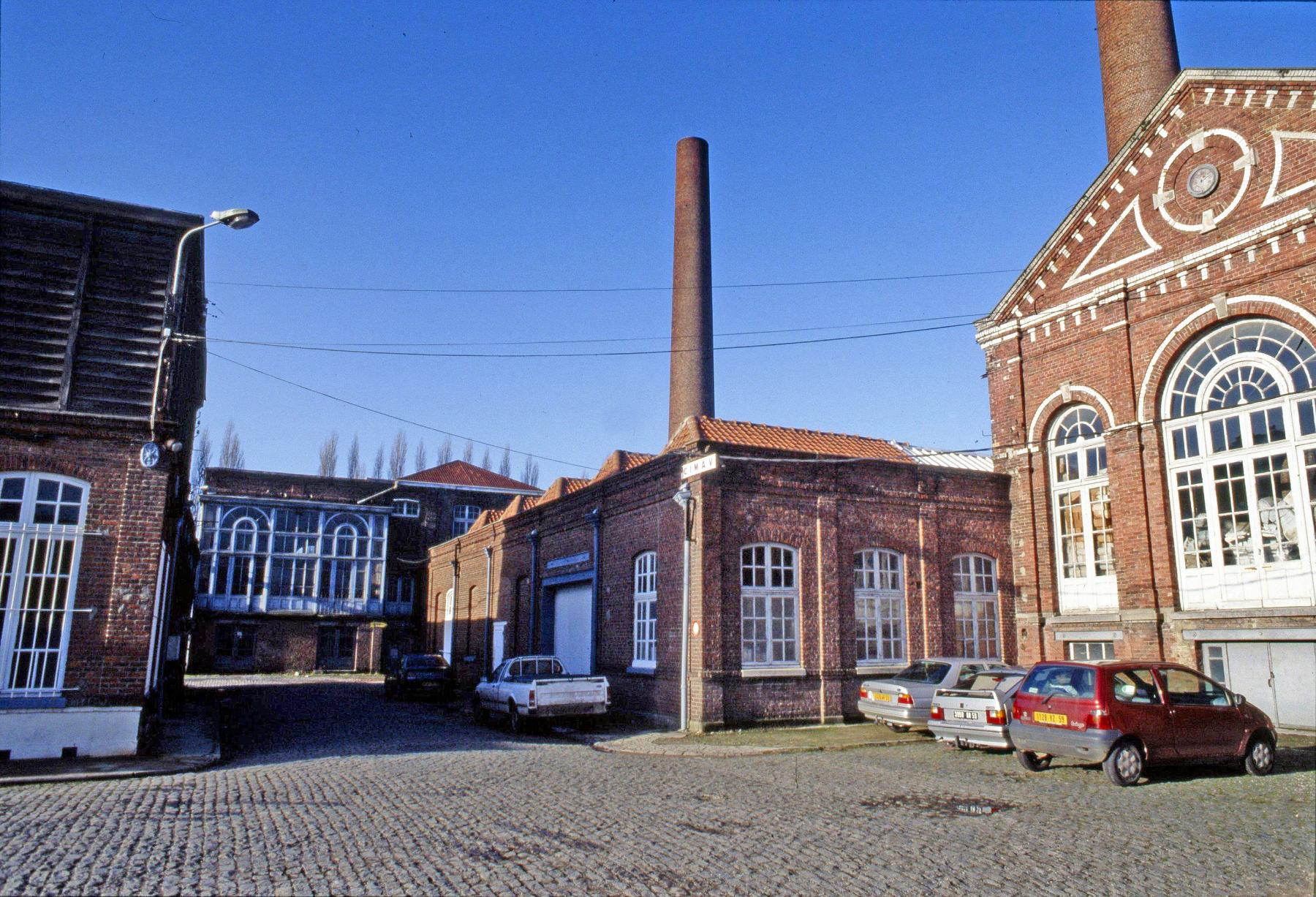 Vue générale vers l'ouest prise depuis la cour.