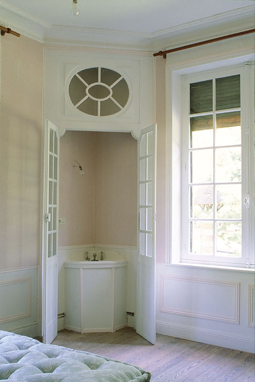 Aménagements intérieurs, chambre à alcôve : coin toilette.