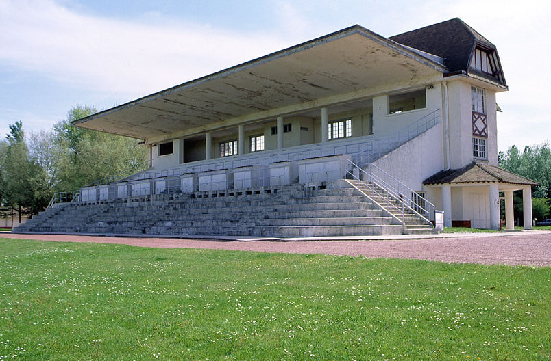 Vue générale de la grande tribune depuis le champ de course.