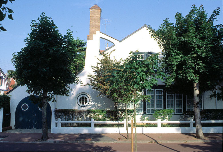 Elévation sur l'avenue des Phares : garage et souche de cheminée.