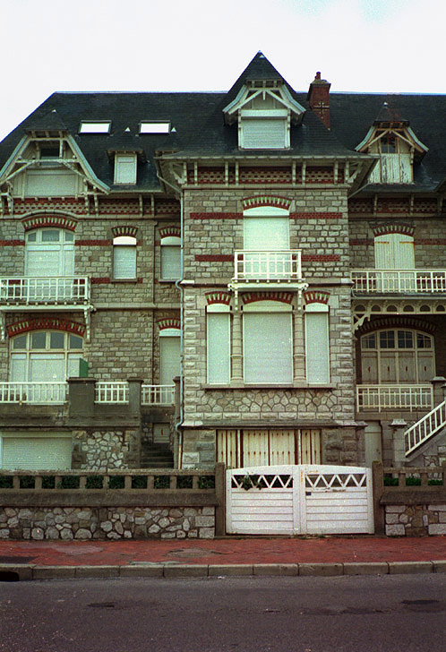 Vue d'ensemble de la façade de la villa Thalassa (architecte L. Casiorowski, 1897).