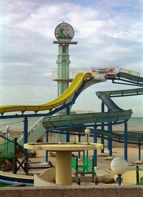 Vue d'ensemble du plongeoir de la piscine.