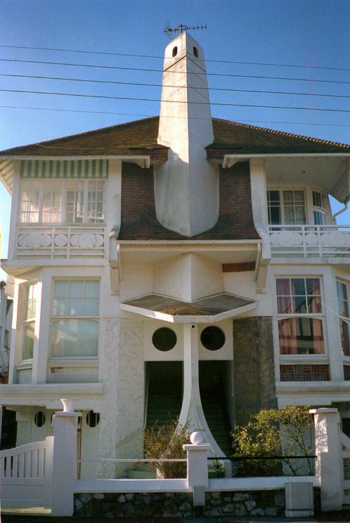 Détail de la façade sur l'avenue.