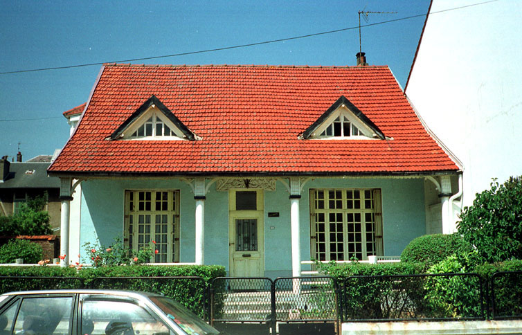 Vue d'ensemble de la façade sur rue.