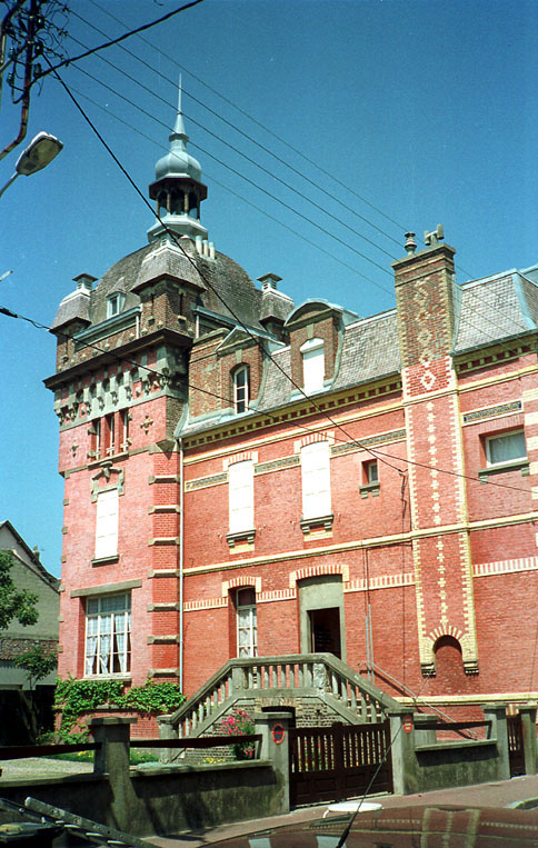 Vue d'ensemble de la façade principale.