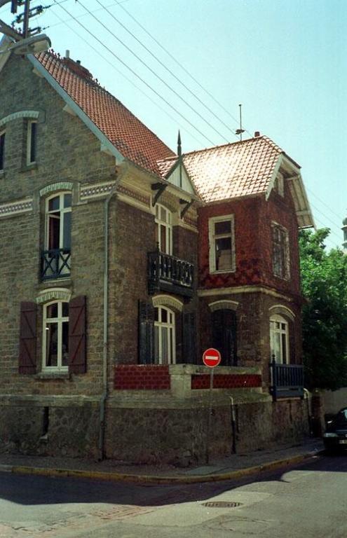 Vue d'ensemble de trois quarts.
