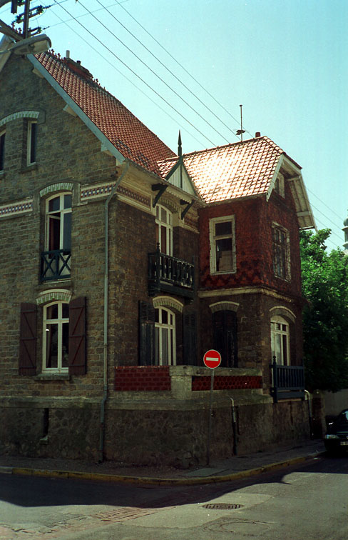 Vue d'ensemble de trois quarts.
