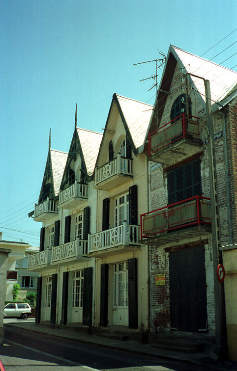 Vue d'ensemble de la façade sur la ruelle.