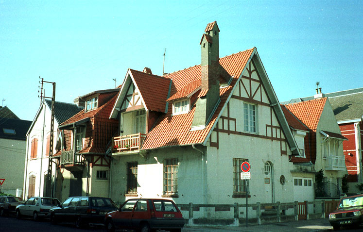 Vue d'ensemble de trois quarts.