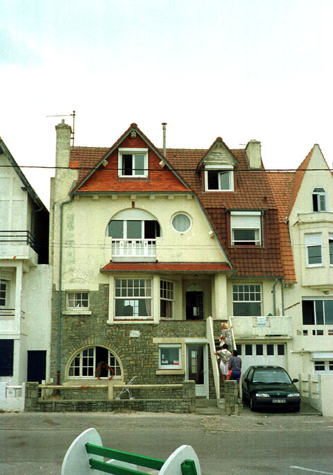 Vue d'ensemble de la façade.