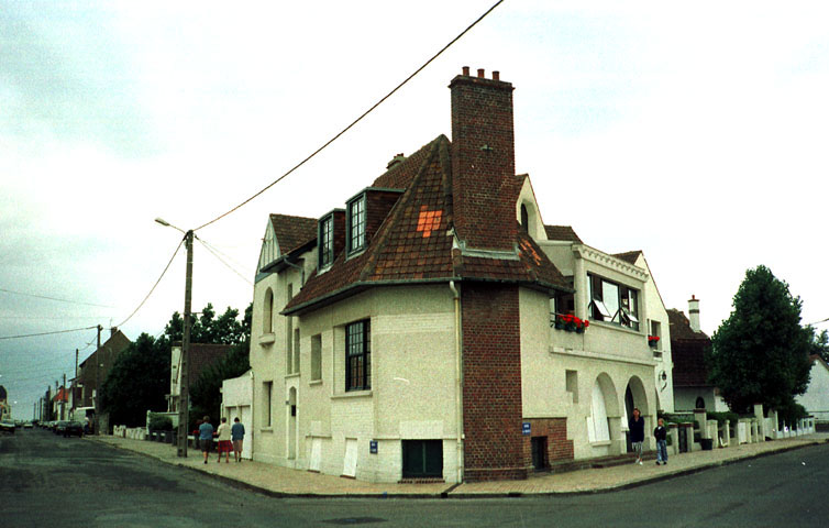Vue d'ensemble sur l'angle de la maison.