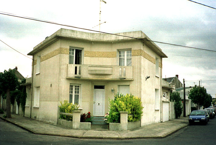 Vue d'ensemble de la villa à l'angle des avenues de Flandres et de Londres.