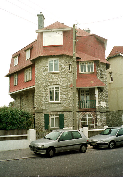 Vue d'ensemble de trois quarts.