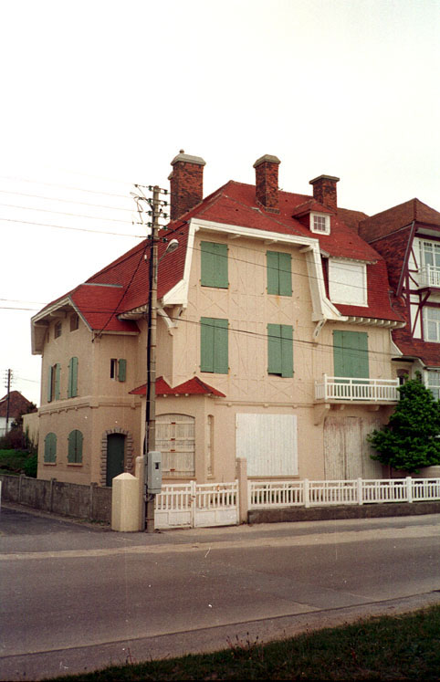 Vue d'ensemble de trois quarts.