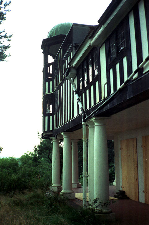 Détail de la façade nord avec colonnade.