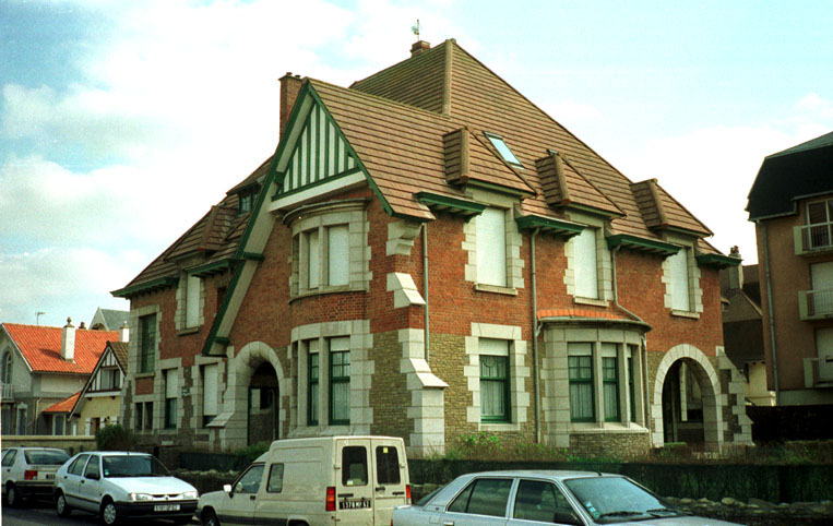 Vue d'ensemble de trois quarts sur rue.
