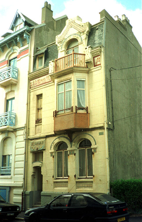 Vue d'ensemble de la façade sur rue.