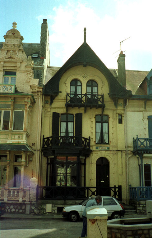 Vue d'ensemble de la façade sur rue.