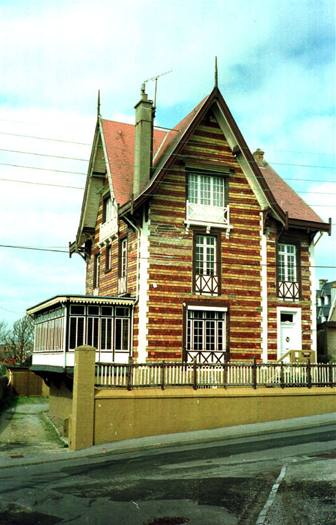 Vue d'ensemble de la façade sur rue.
