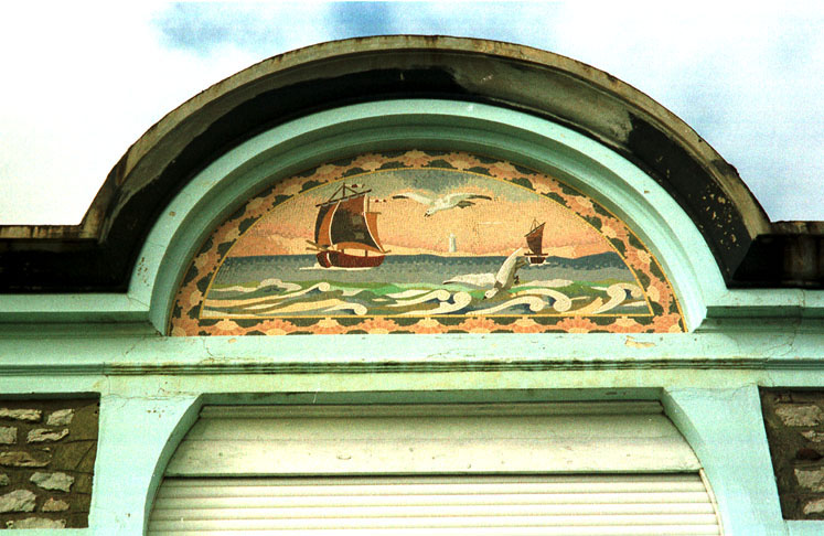 Détail du fronton orné de motifs en céramique.