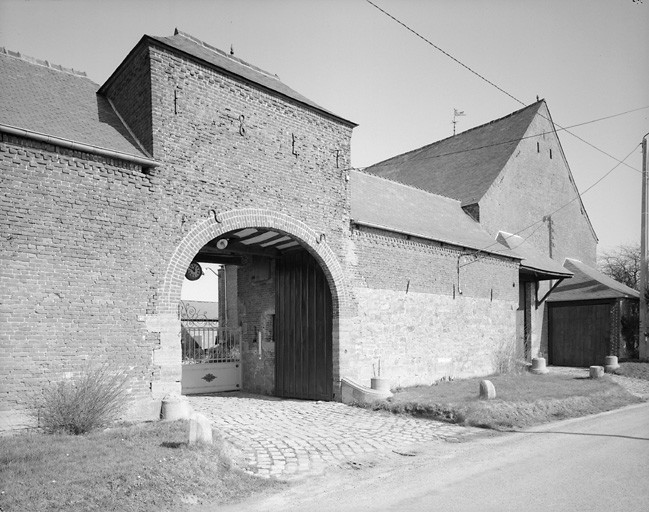 Le passage charretier et la grange depuis la rue.