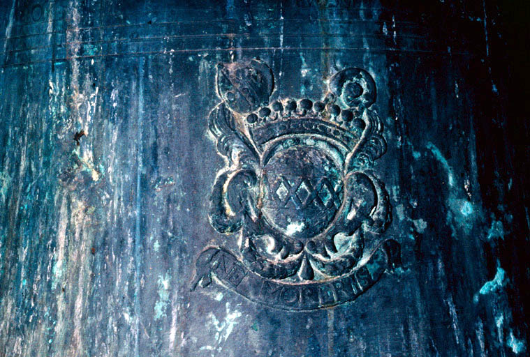 Cloche. Détail des armoiries de l'abbé Benoît II Janseune.