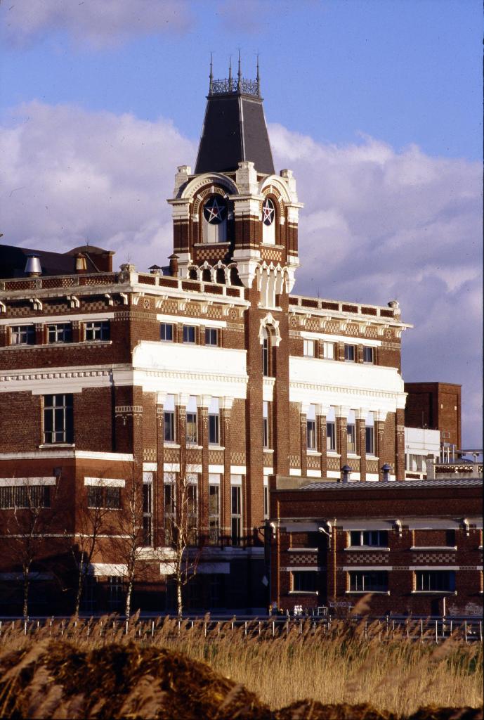 Vue générale de la brasserie vers l'est, en 1997.